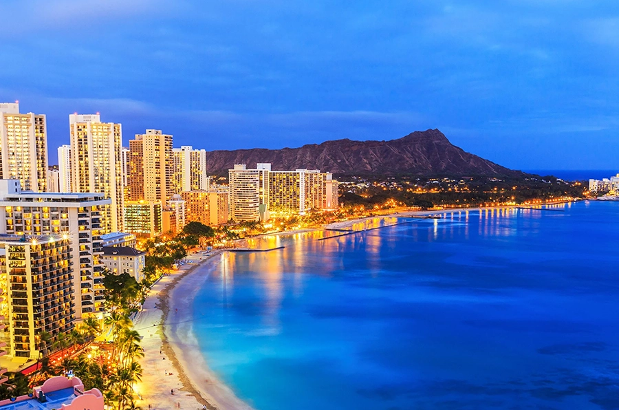 honolulu hawaii shoreline at night